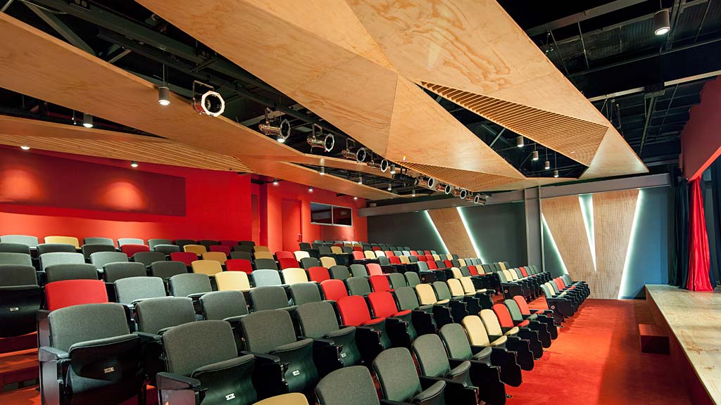 惊艳的“三轮车”剧院,趣味与功能兼具-5