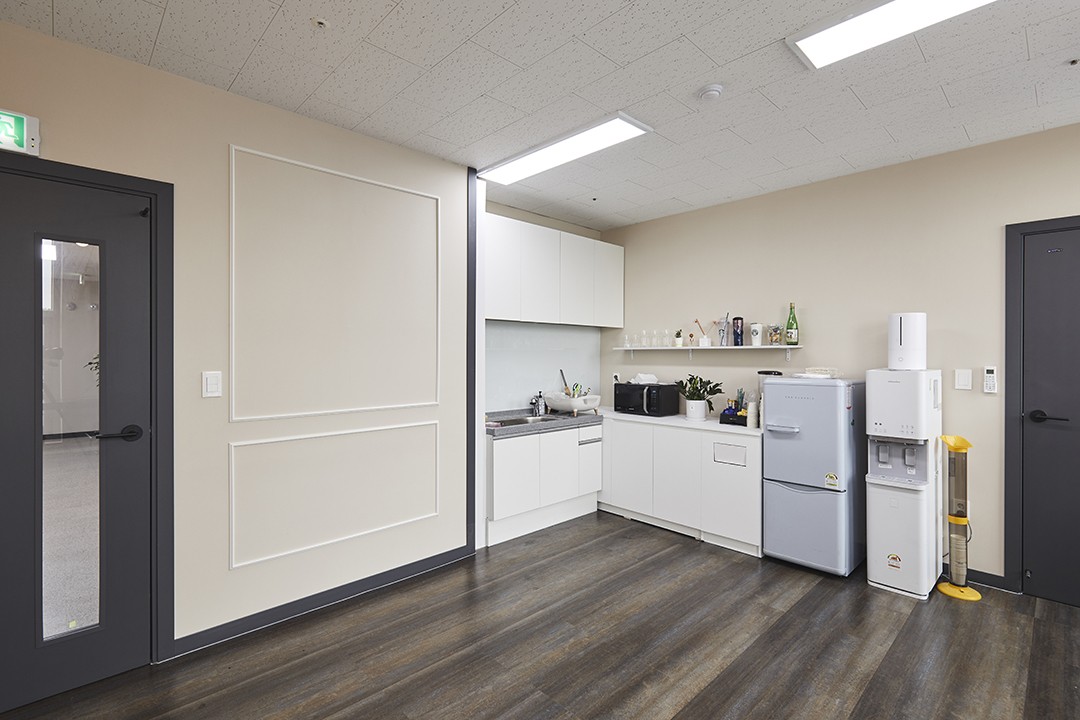 简约白调办公空间 展现极致美感-15