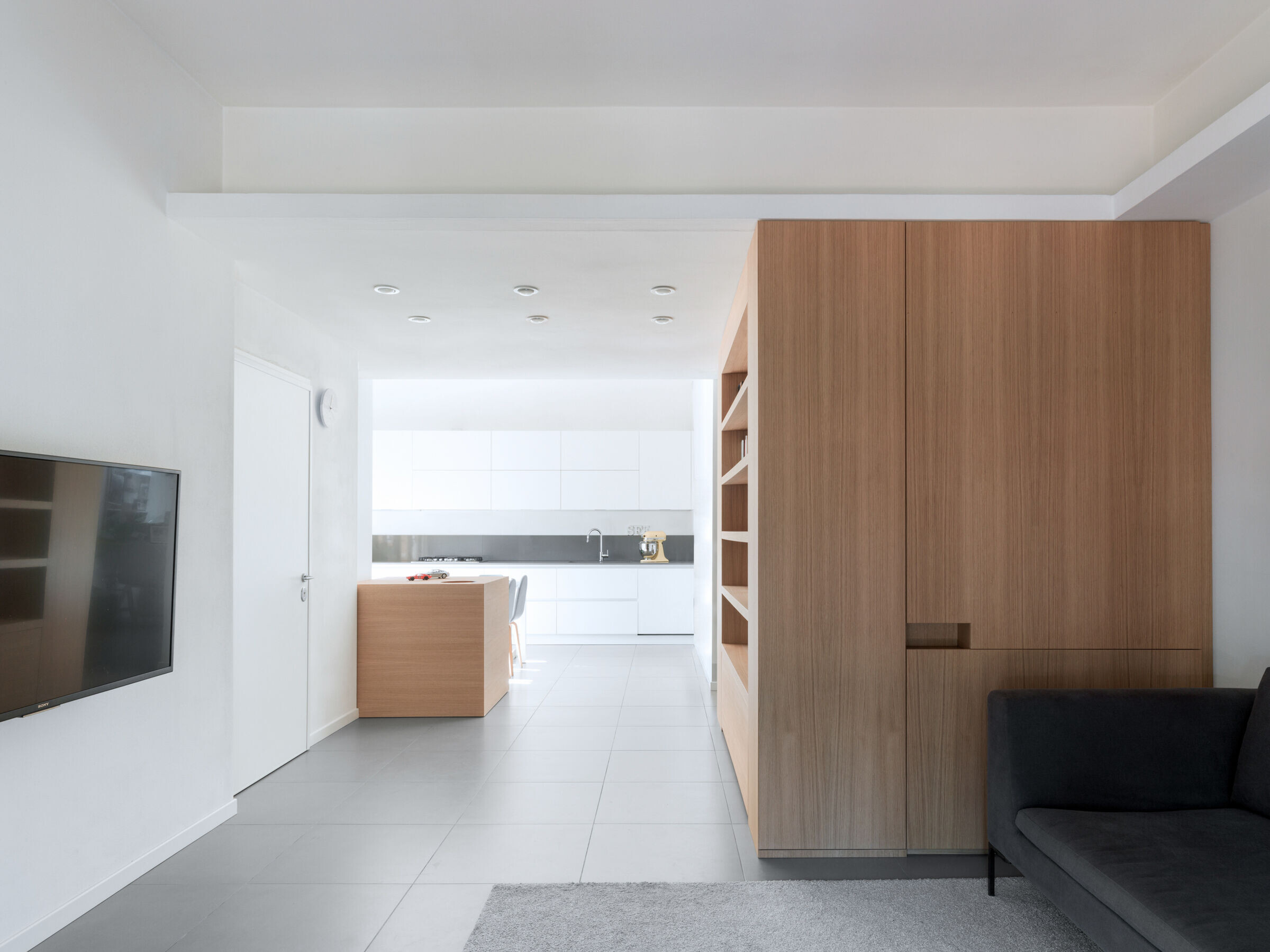 意大利 90 年代公寓转型之作，中岛家具成空间主角-9