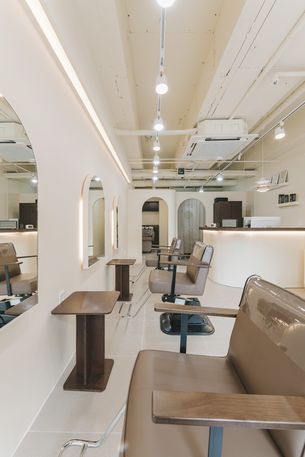 白色与木质，打造 10 平米的清新美容空间-10