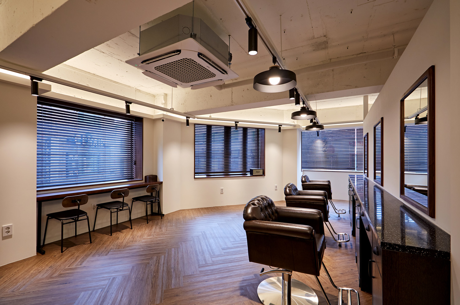 白色与木质，35 平米男士美容室内设计-13