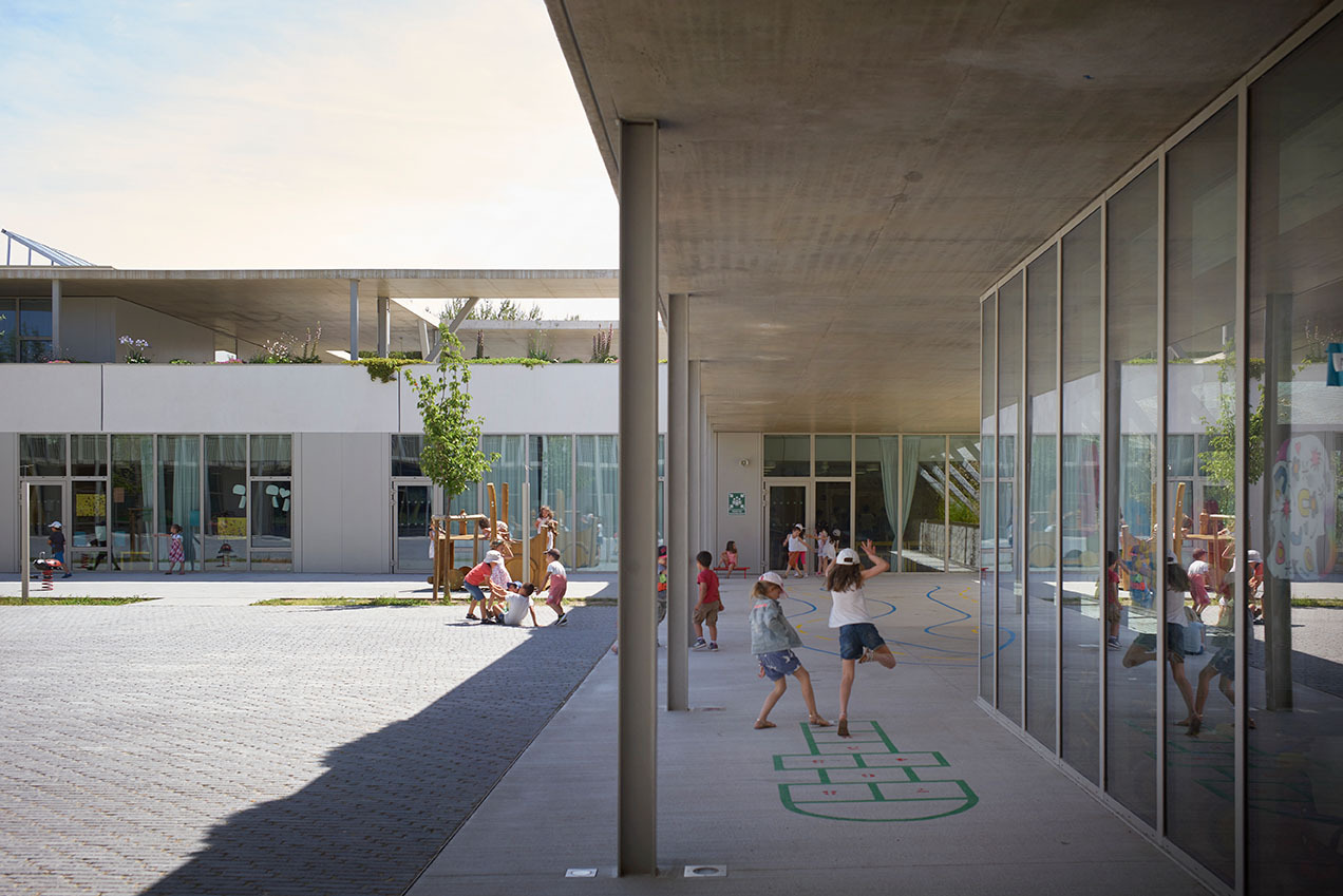 法国 Pomme de Pin 学校建筑群 | 室内景观丰富，融入自然-48