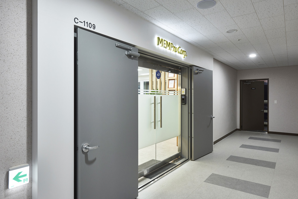 "白色与木质，31 平米知识产业中心的简洁内饰"-2