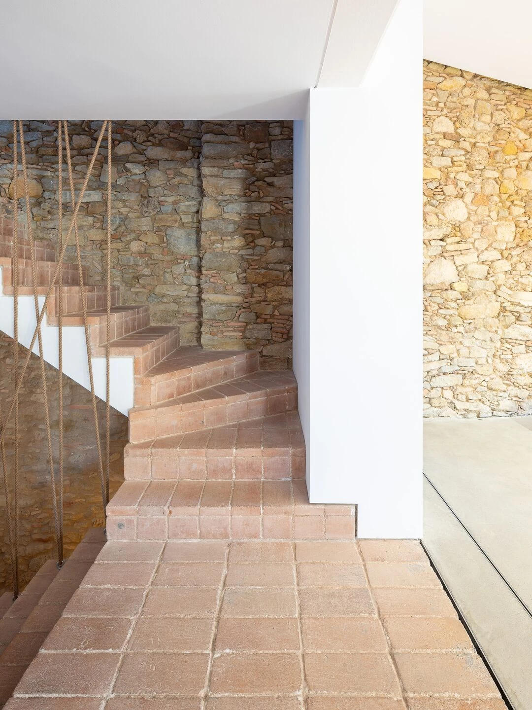 旧仓库新生 · Nordest Arquitectura 打造西班牙古村办公室-34