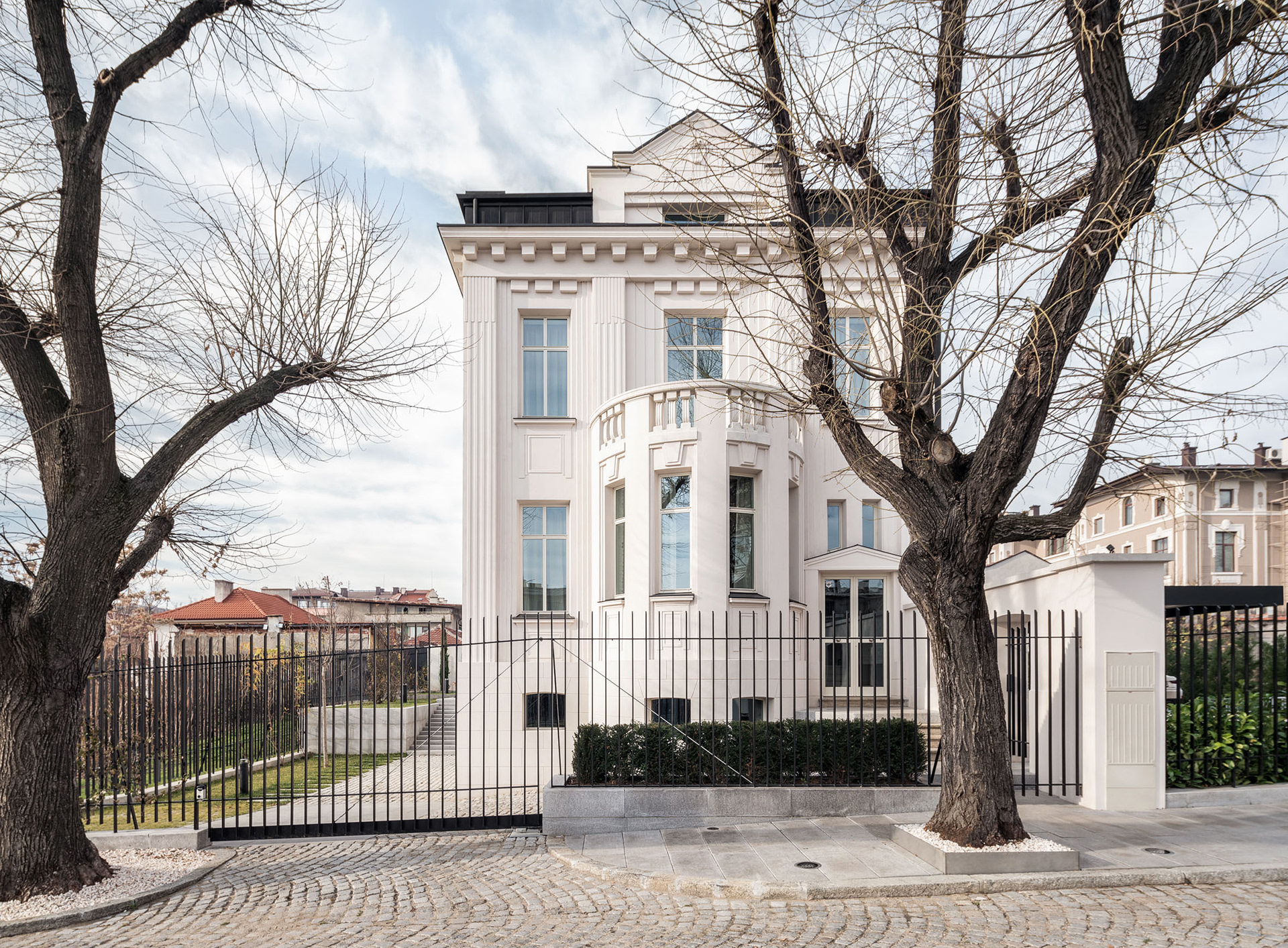 CLASSIC HOUSE SCULPTURE STAIRS-5