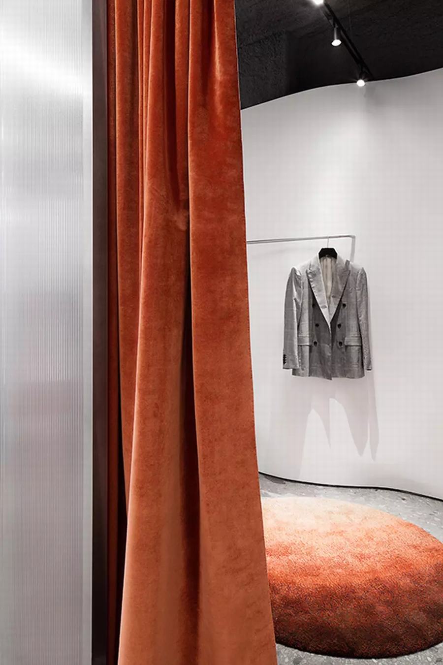 “男孩不哭”巴黎男士时尚精品店设计，提供男士时装、设计、书籍和艺术 - 米尚丽零售设计网 MISUNLY- 美好品牌店铺空间发现者-7