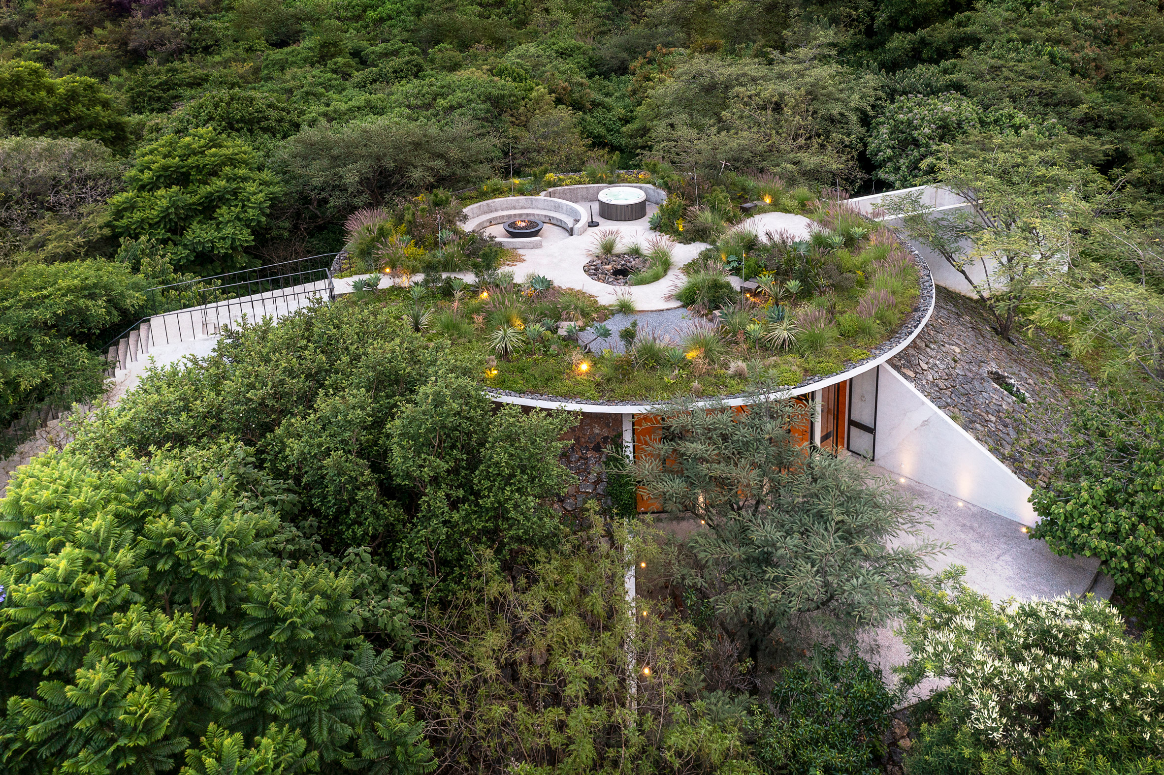 墨西哥丛林中的嵌入式火山石 SPA-3