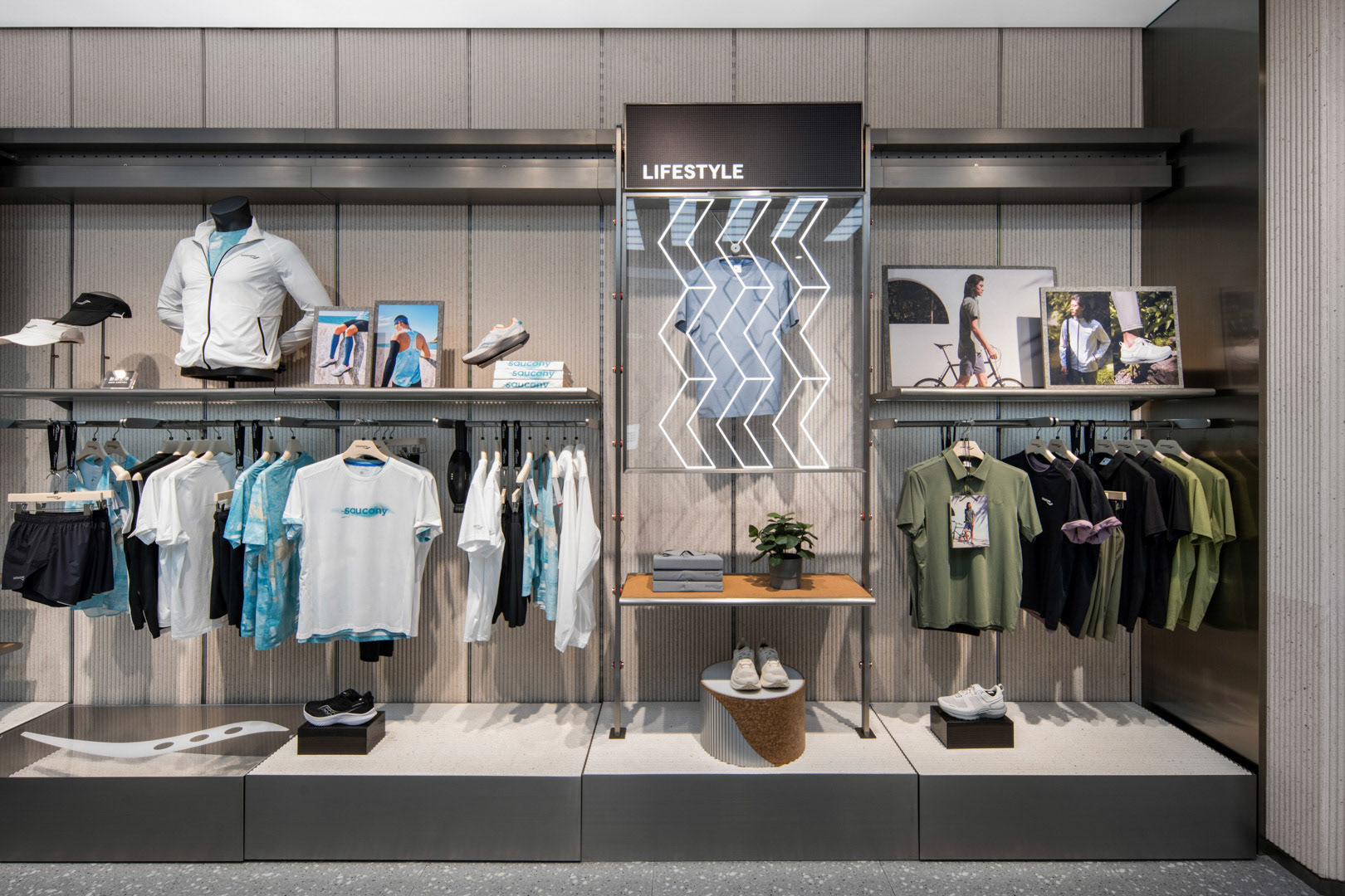 Saucony 新门店开业设计-47