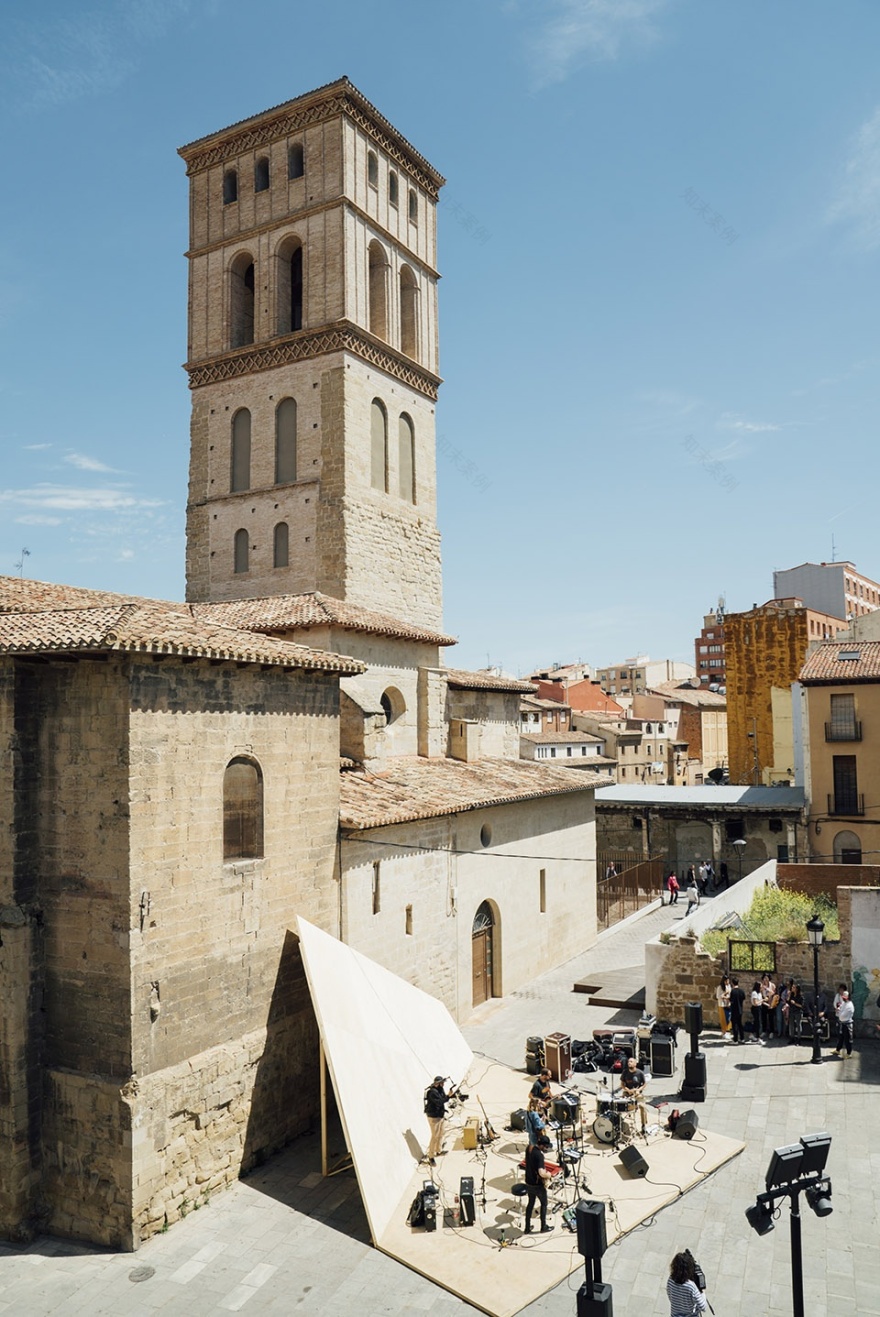 折叠薄板构筑共享空间——La Hoja 装置-8