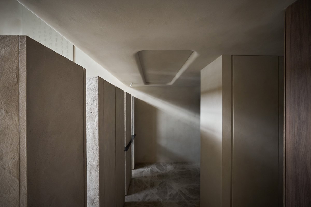 「最深的寧靜來自空無的頓悟」以光重構家居感官深度，安然庇護人們思緒和情感寄託的複層居宅 — Hey!Cheese-1