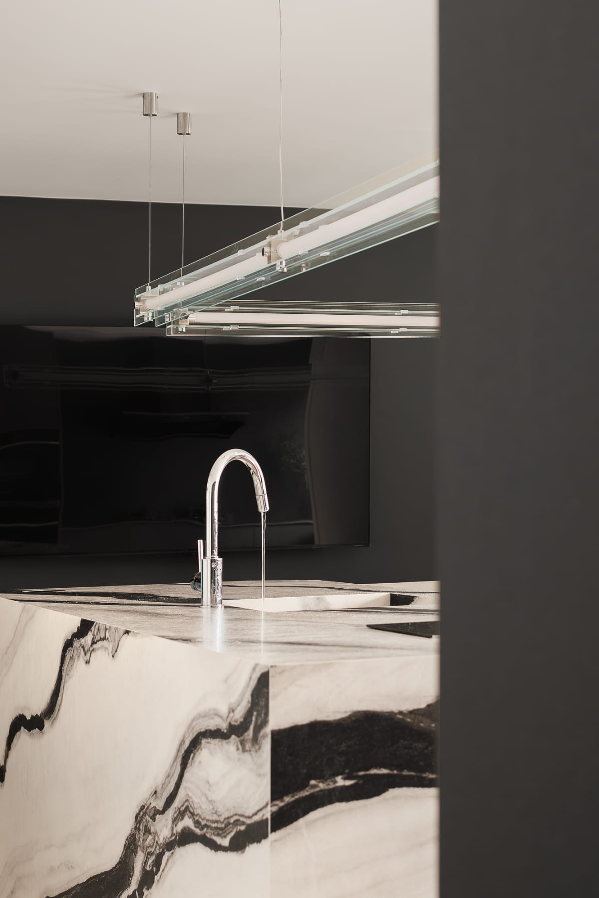 剥离繁杂,黑白描绘生活的纯粹与本真丨赫设计-54