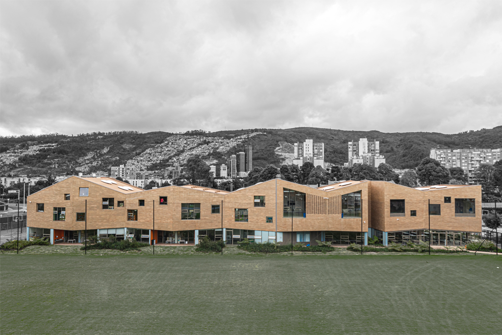 哥伦比亚英裔学前教育机构

注：由于没有足够背景信息，PREESCOLAR一般指学前教育相关，ANGLO常表示英裔、与英语国家相关，COLOMBIANO是哥伦比亚的意思，这样翻译相对能体现整体含义，但可能需结合具体场景进一步精准化 丨Colombia-21