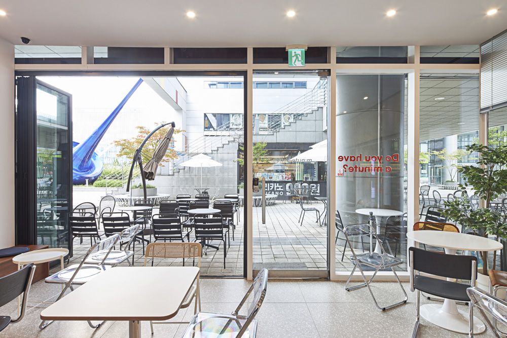 韩国 12 坪小咖啡厅的极简设计魅力-10