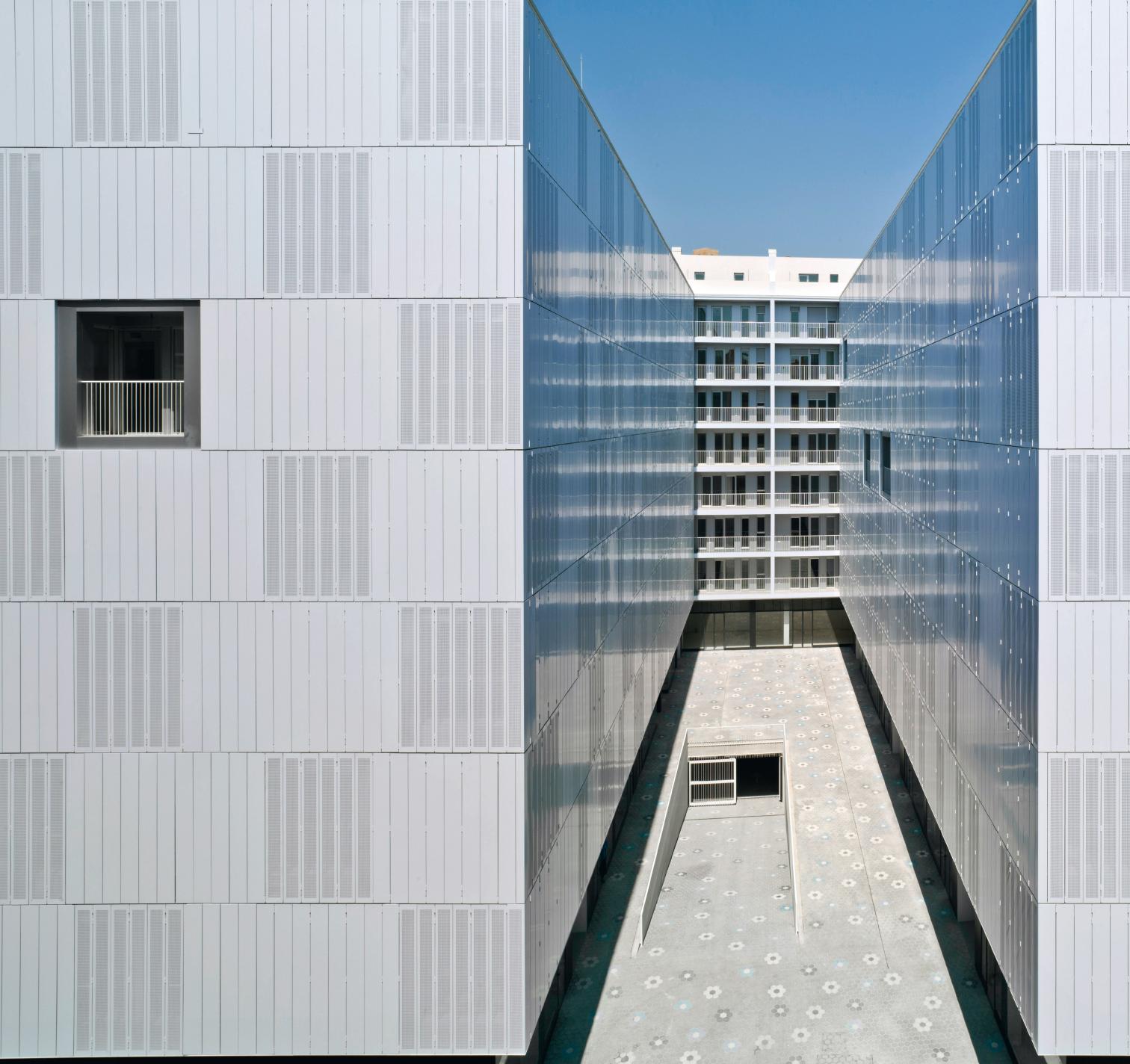 西班牙地震后重建的住宅楼 | 灵活适应每个居民需求-11