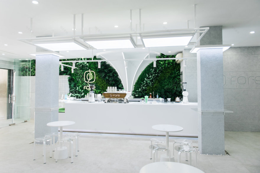 雅加达 FORE COFFEE 旗舰店 | 垂直花园、露营纹理、人工草皮的创意组合-6