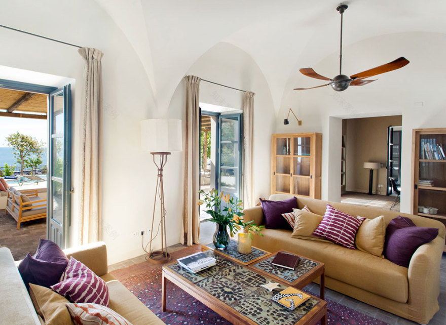 色彩斑斓的现代地中海风格 | 意大利陶尔米纳度假别墅-1