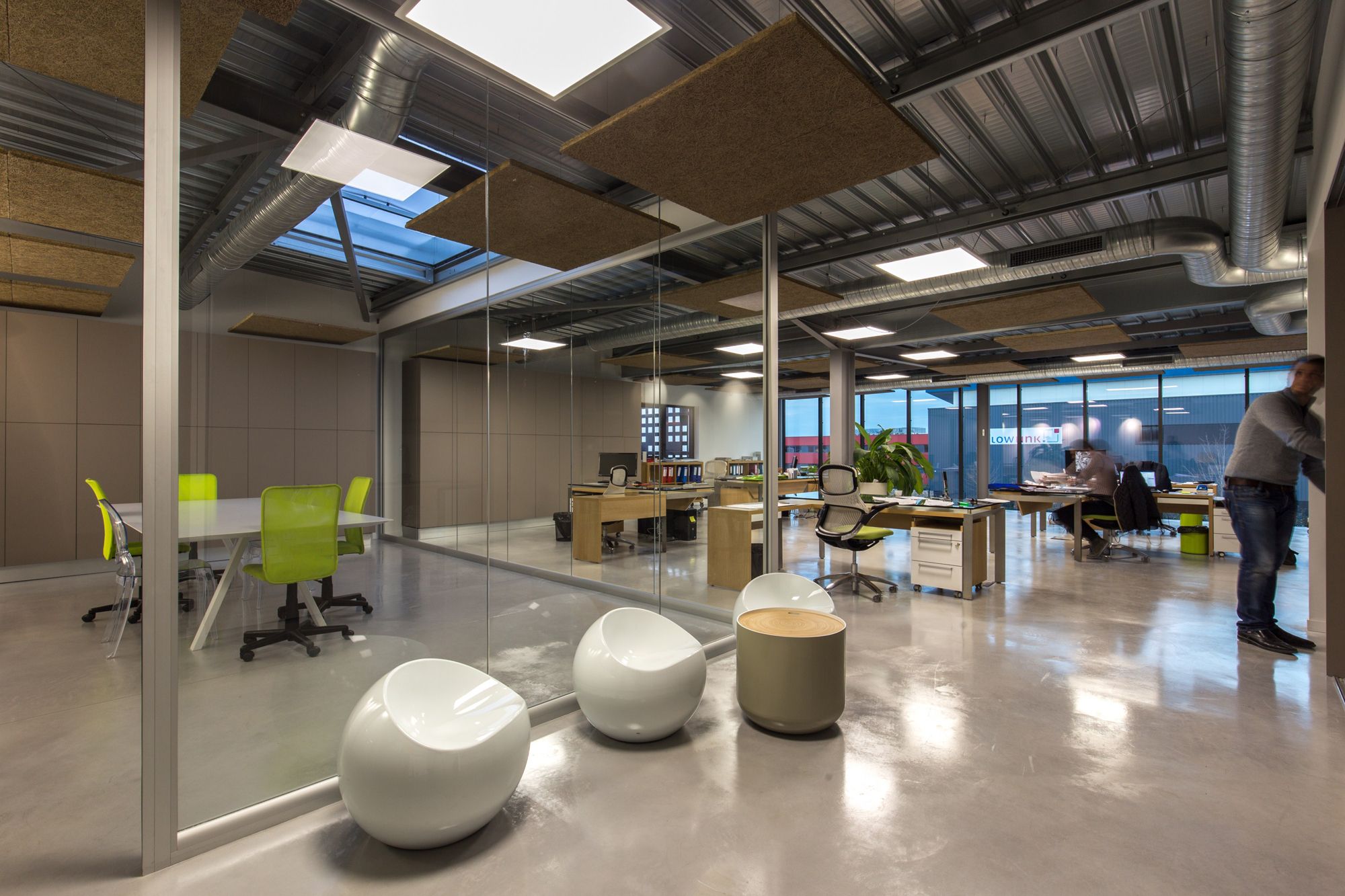 打破对称的金属网格办公楼-11