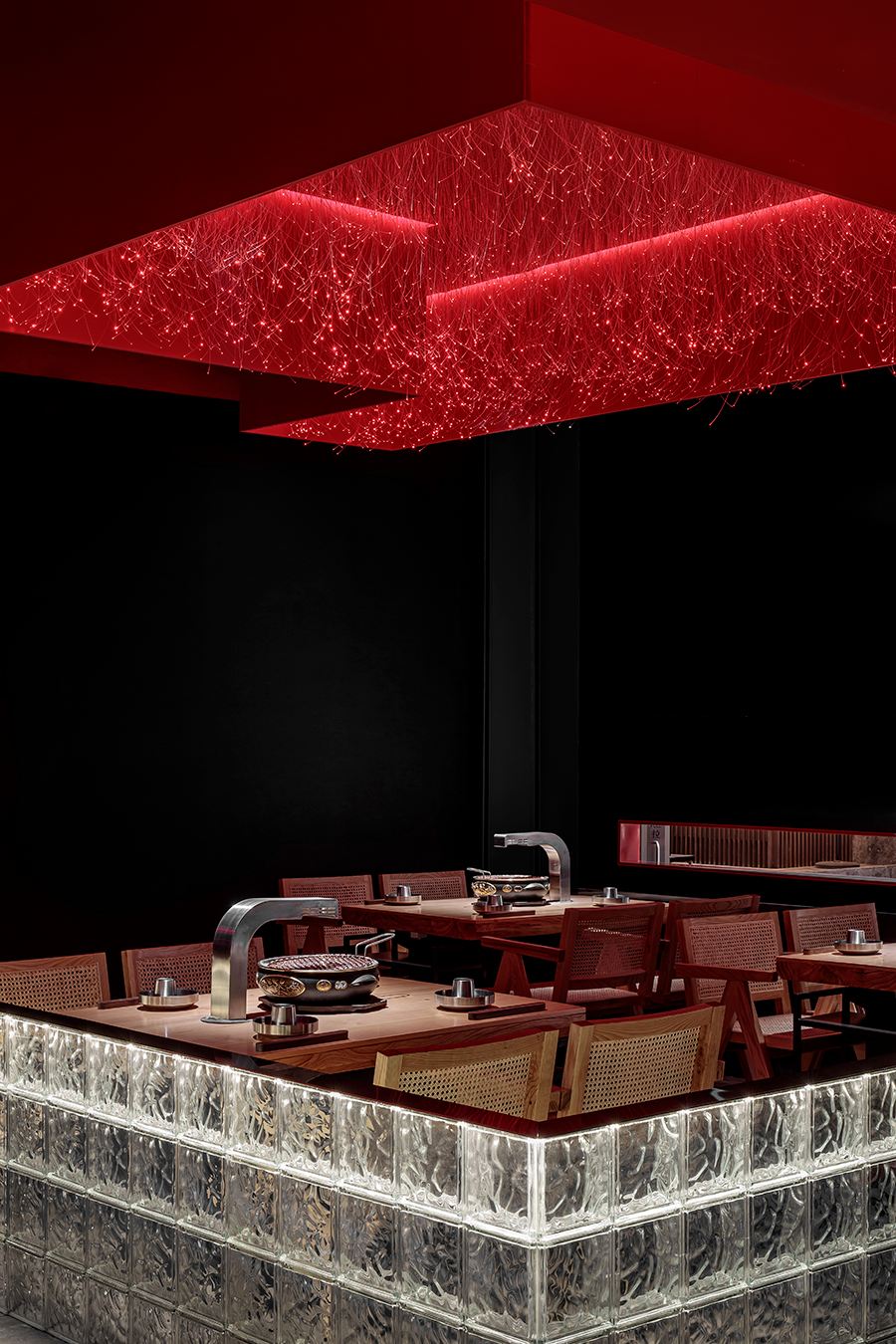 成都 320㎡火山岩洞韩式烤肉空间,演绎红与黑的独特魅力-48