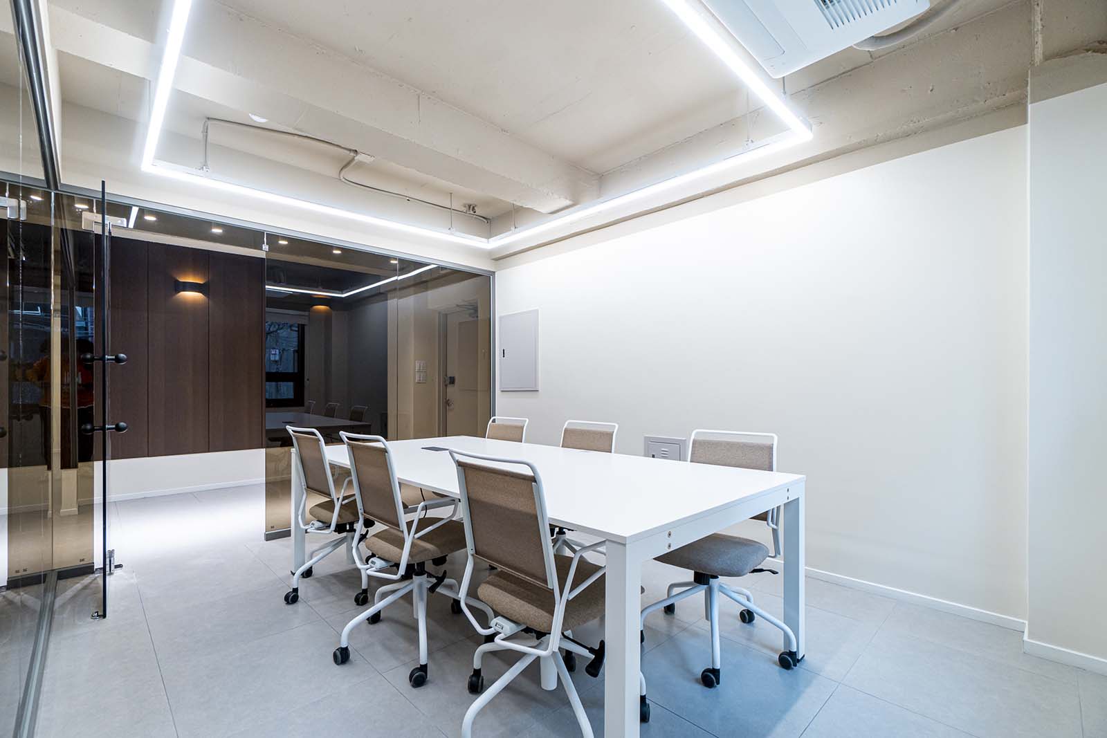 白色与木色的极简共享办公室-9