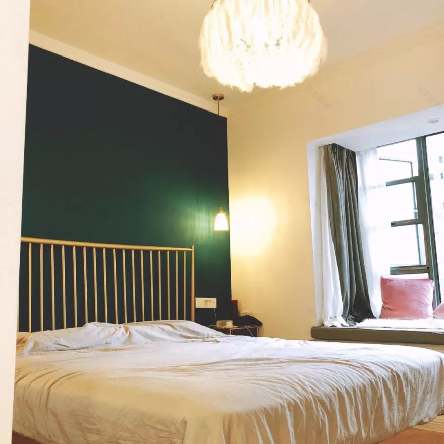 轻奢风卧室设计,黄铜色床铺打造高档氛围-38