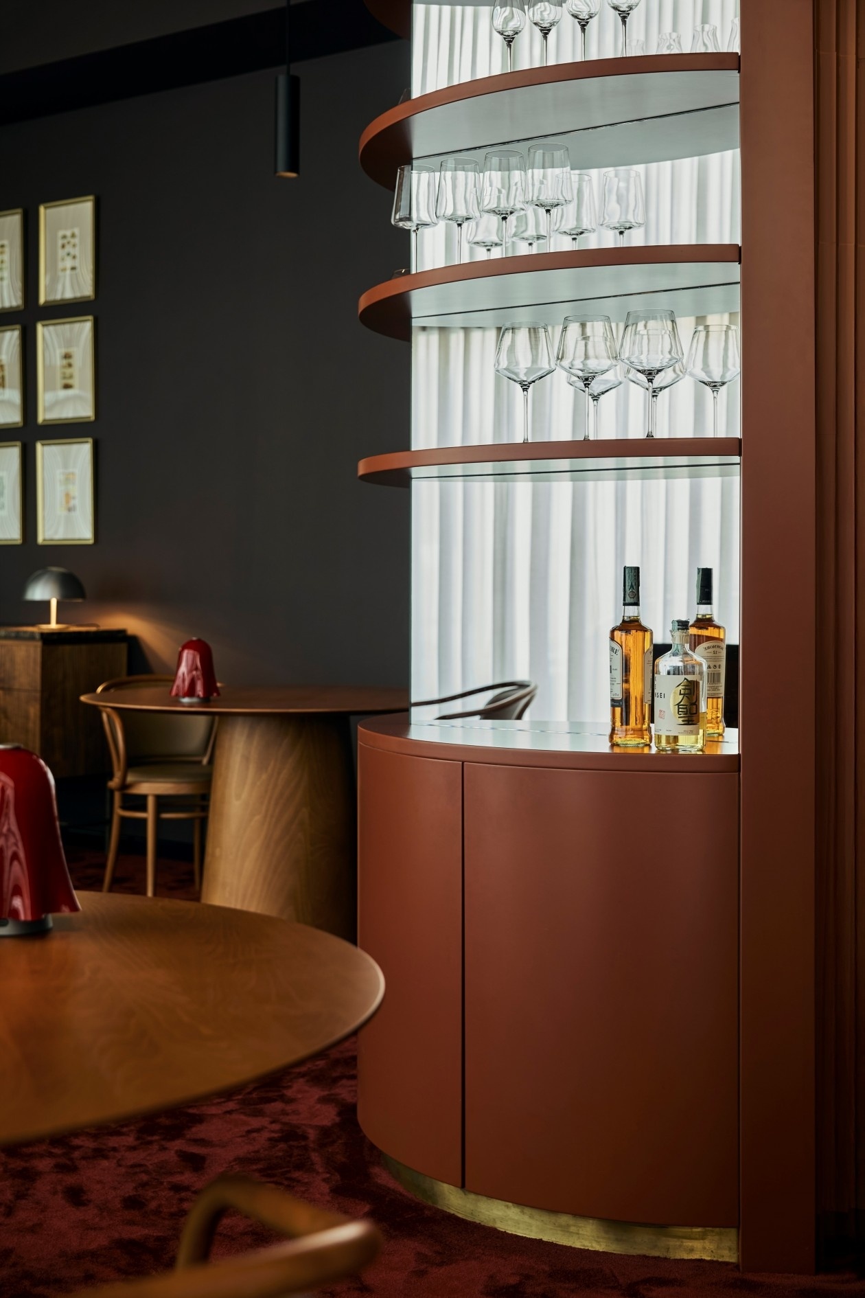 KICK.OFFICE | 一家用色大胆的餐饮空间-6