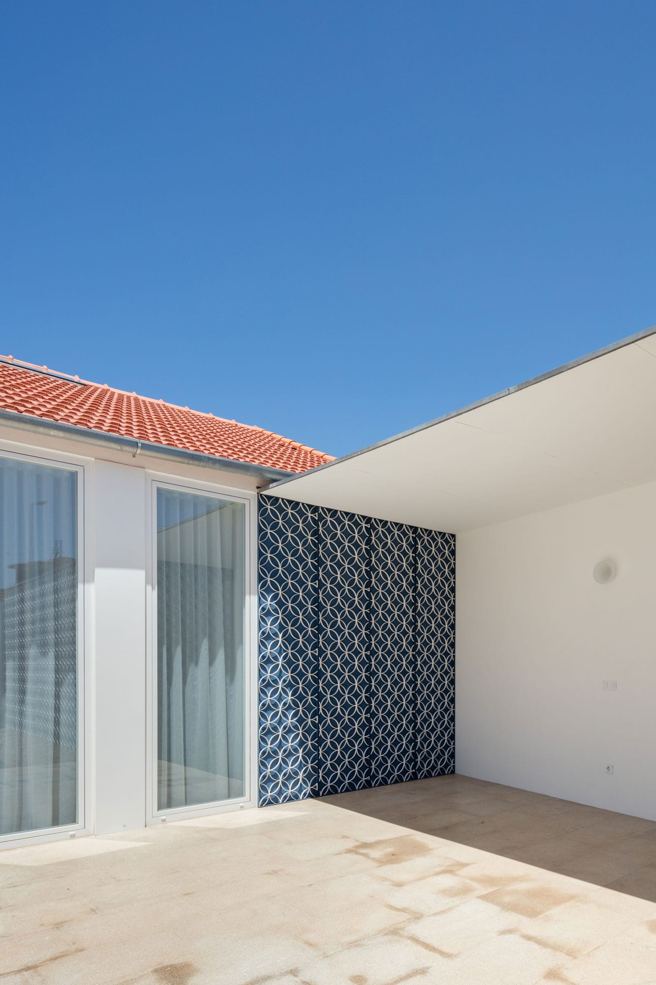 葡萄牙奥瓦城市翻新住宅，内外兼修的现代美学-18