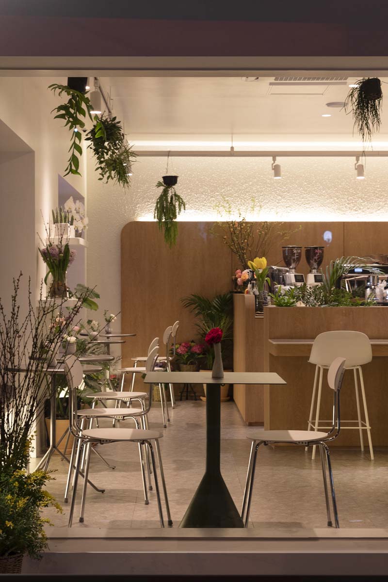 20 平米极简咖啡馆设计，诠释白色与木质的温馨空间-15