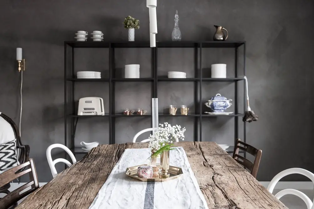 北欧风尚 | 原始木桌与炭灰色墙壁的完美搭配-1