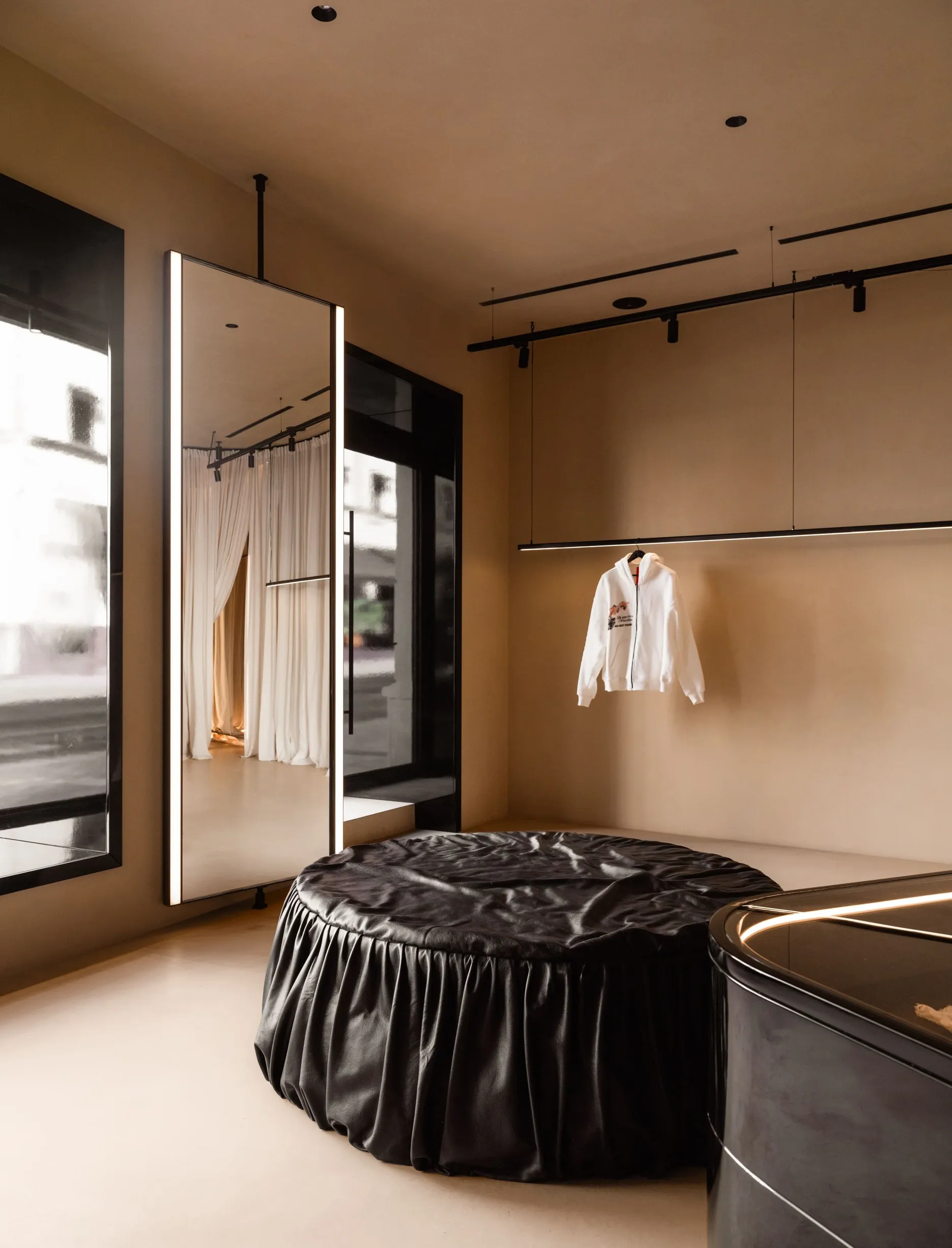 Alexandra Burmistrova——以对比、细腻和质感为基础展现创始人的内心世界-13