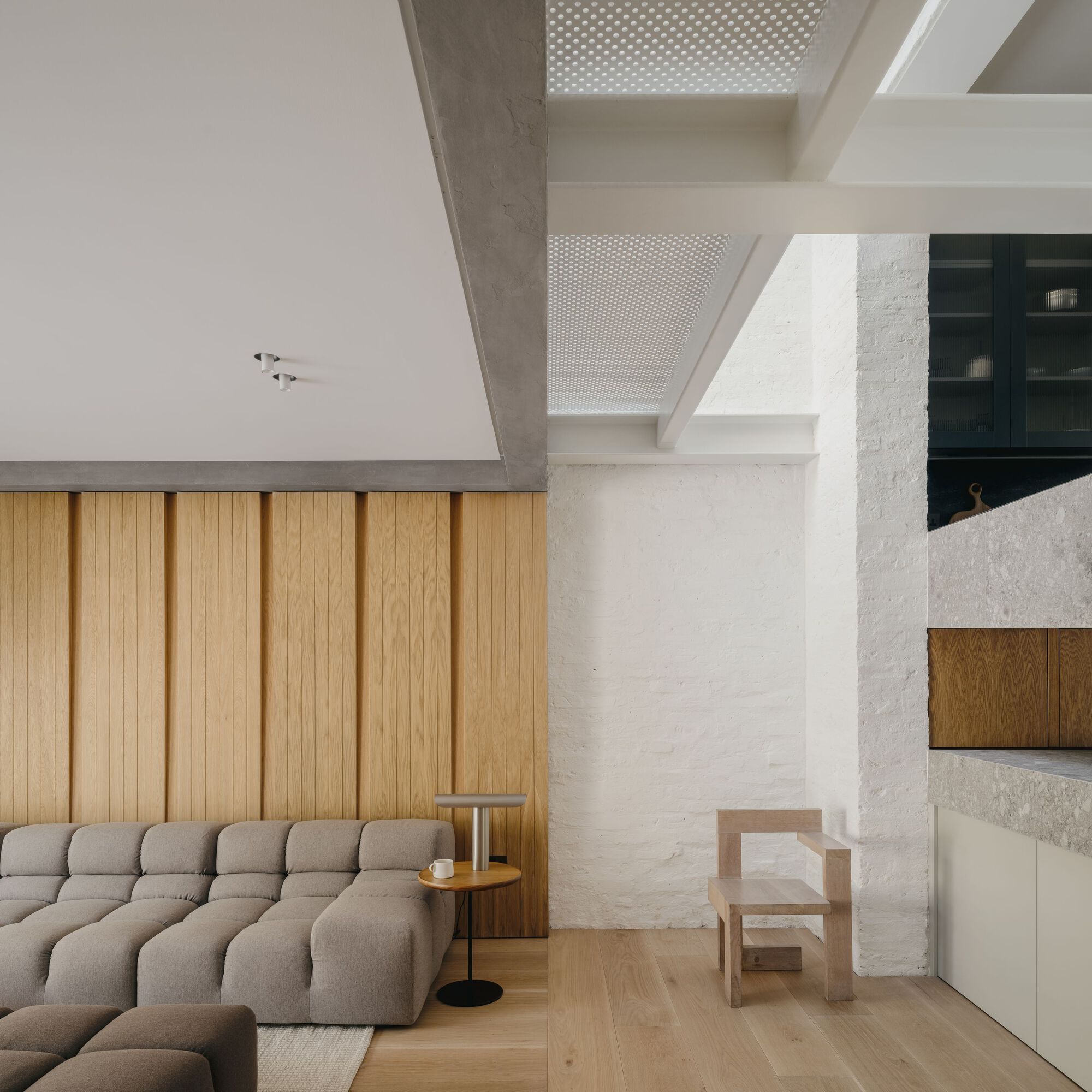 光隙间洒下光影的家庭住宅（注：komorebi是日语外来词，指从树叶缝隙间洒下的阳光） 丨英国伦敦丨ConForm Architects-32