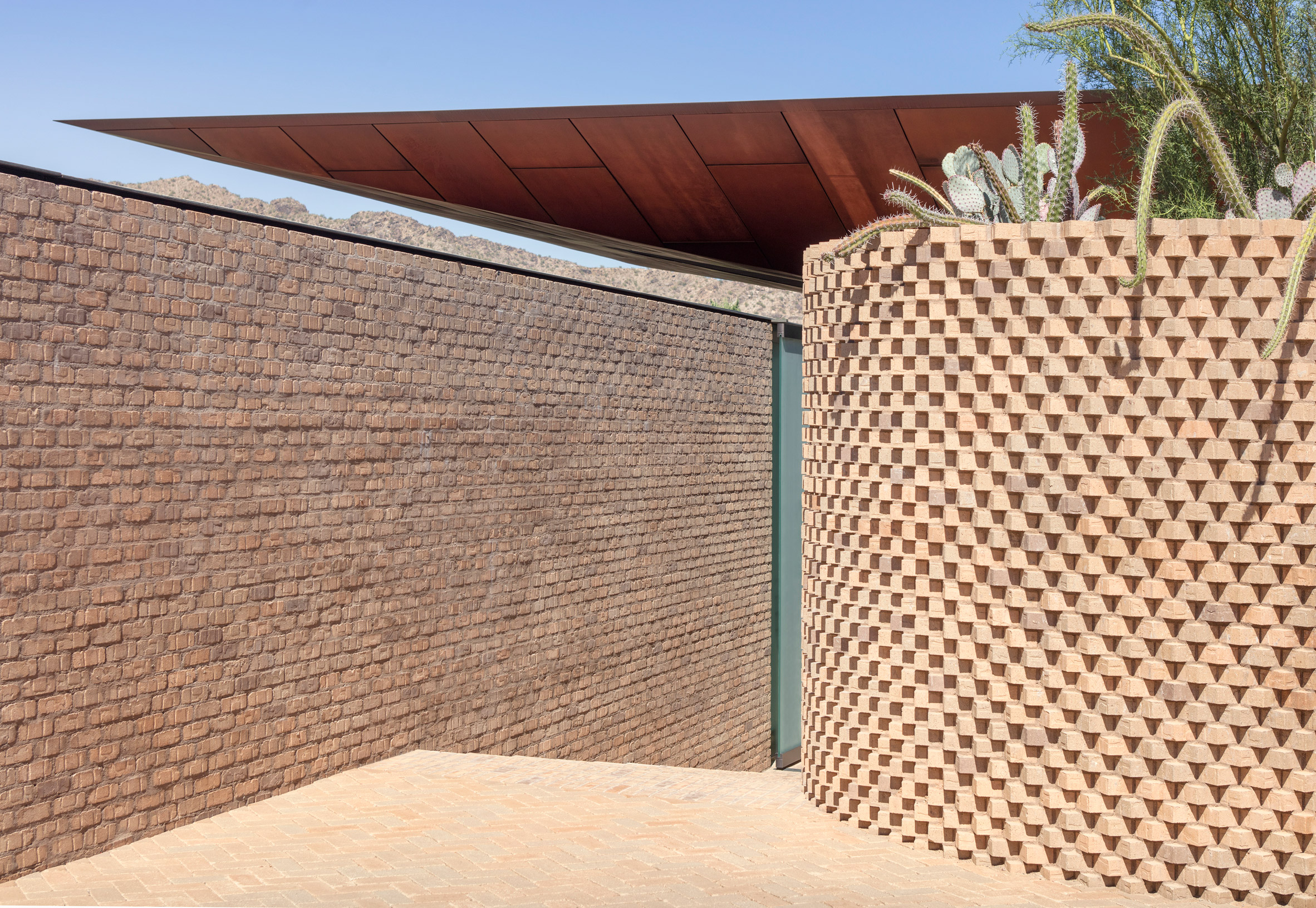 A-I-R creates oasis around central living spaces at Arizona desert house-6