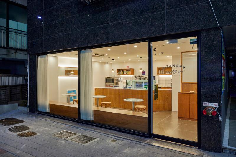 十平米现代白色木质概念咖啡厅-11