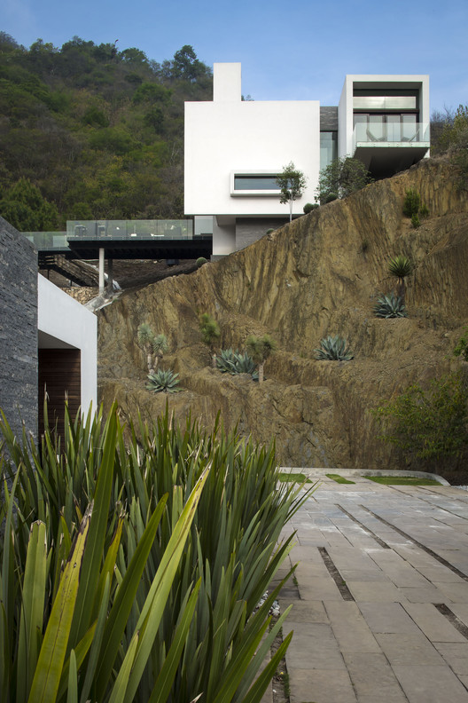 墨西哥山间混凝土住宅的透明与渗透-35