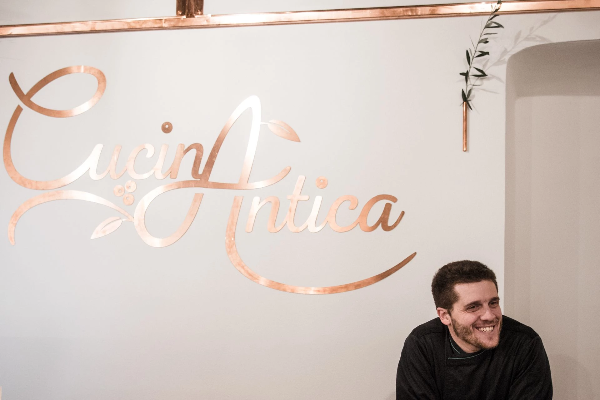 全球食材汇聚，手工铜叶打造独特展示空间-9