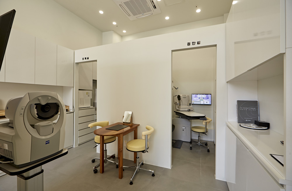 白色与木色，打造 11 平米极简眼镜店-9