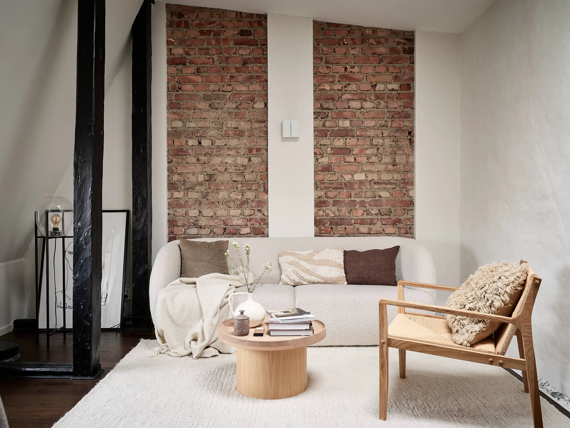 瑞典 1907 年老建筑的现代改造 | 巧妙利用梁柱的 42m2 公寓-7