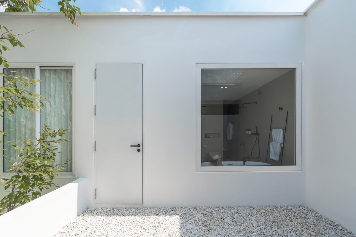 บ้านมินิมอล ของคู่รักนักออกแบบภายใต้กำแพงสีขาวสองผืน - room-15