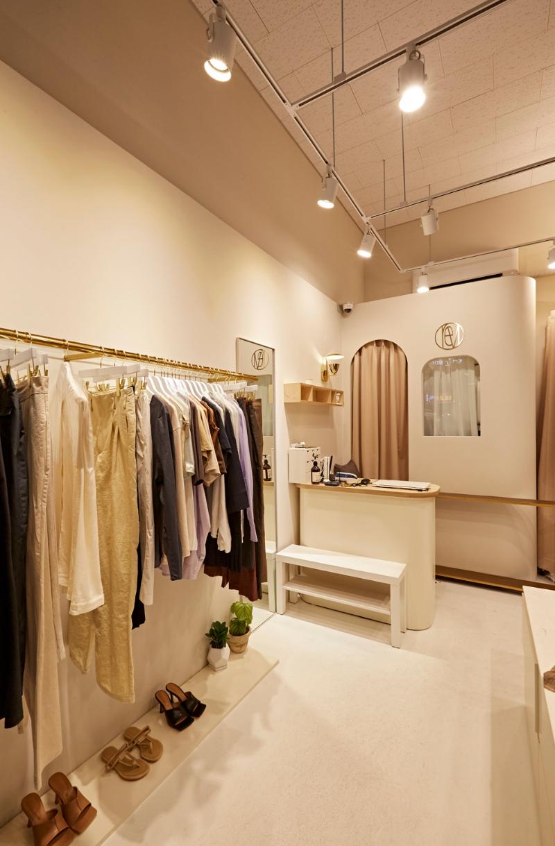 简约时尚的六平米服装店设计-12