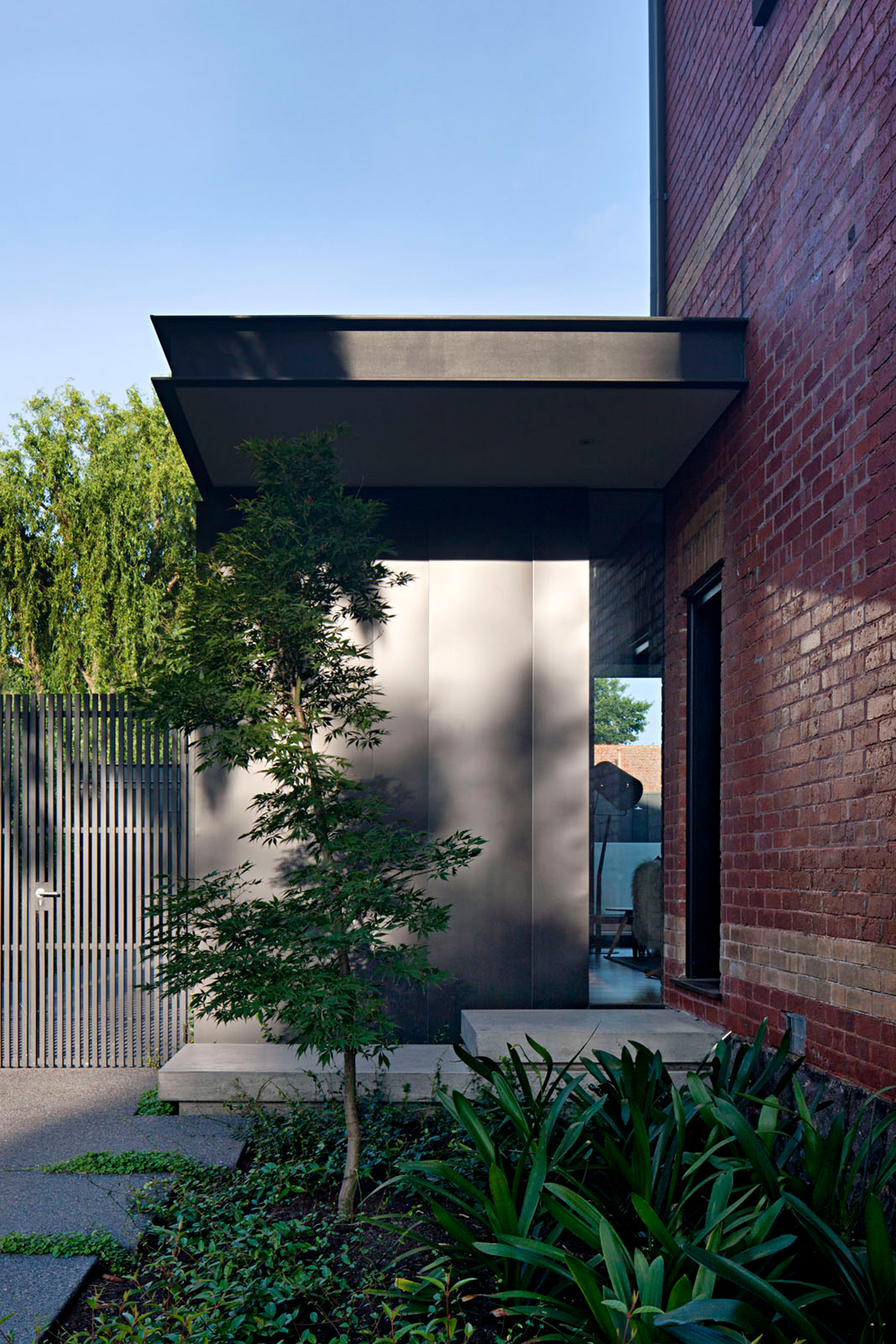 "Free flowing and kinetic" metal-mesh curtain wraps around extension to Melbourne house-5