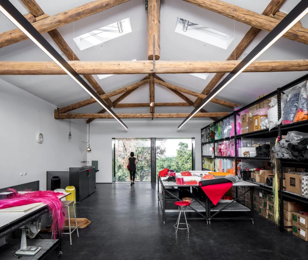 20 世纪 60 年代谷仓变艺术工作室,设计诠释对称性与景观关系-12