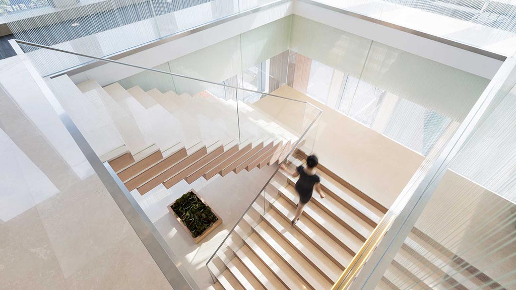 玻璃幕墙中的活力办公空间-4