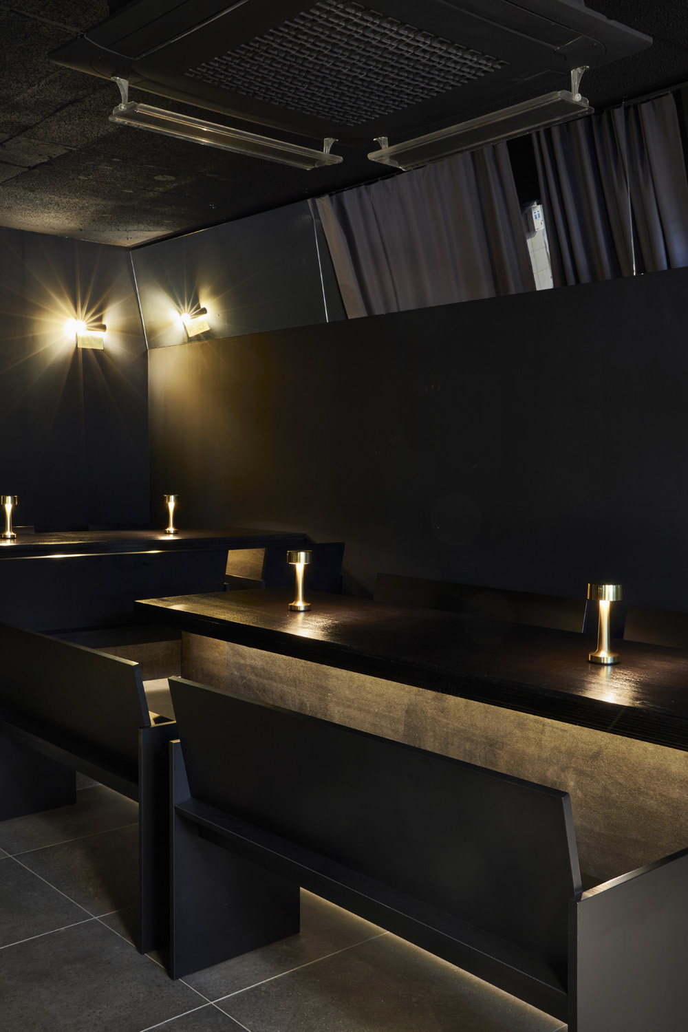 现代高级 26 平酒庄设计，演绎黑白色调的魅力-6