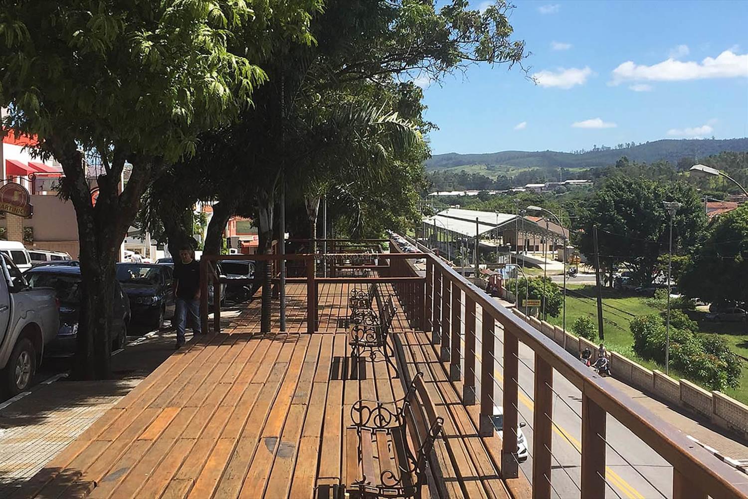 巴西 Terraço dos Resedás 木质城市景观设计-4