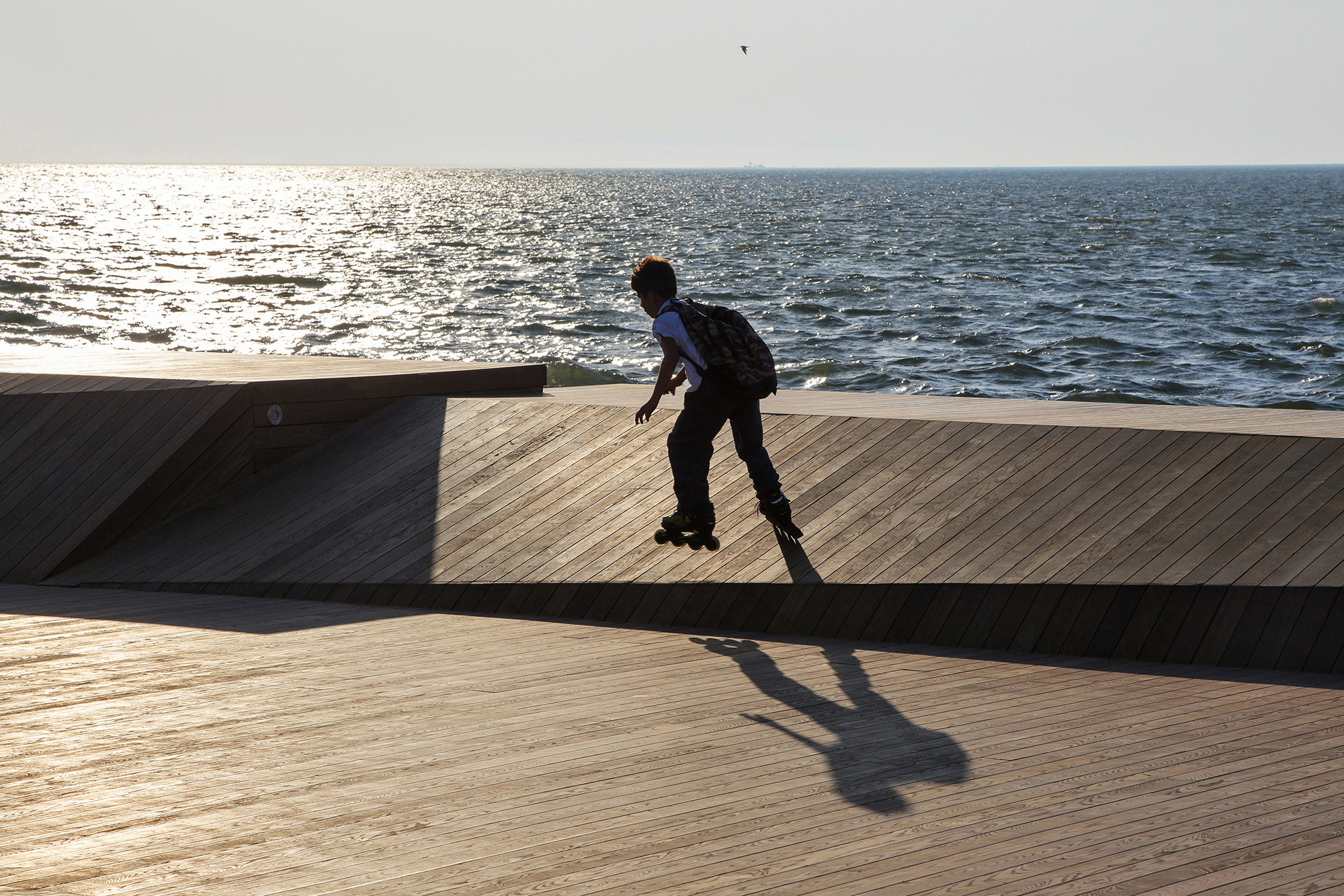 伊兹密尔海滨重塑项目 · Bostanlı日落休息室&人行天桥-39