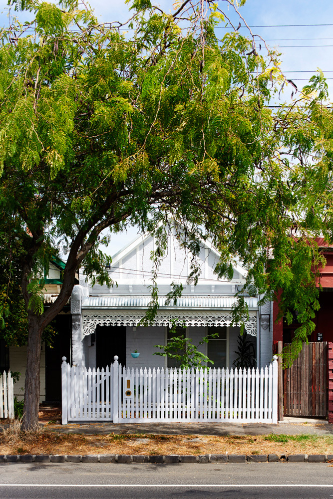 Новый дом с традиционным фасадом на участке шириной 5 метров-6