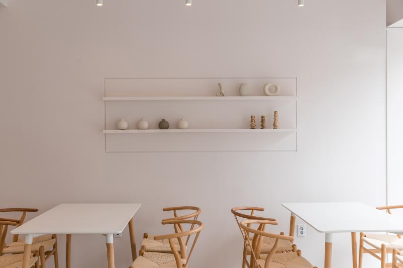 20 平米咖啡馆，极简空间中的白瓷韵味-9