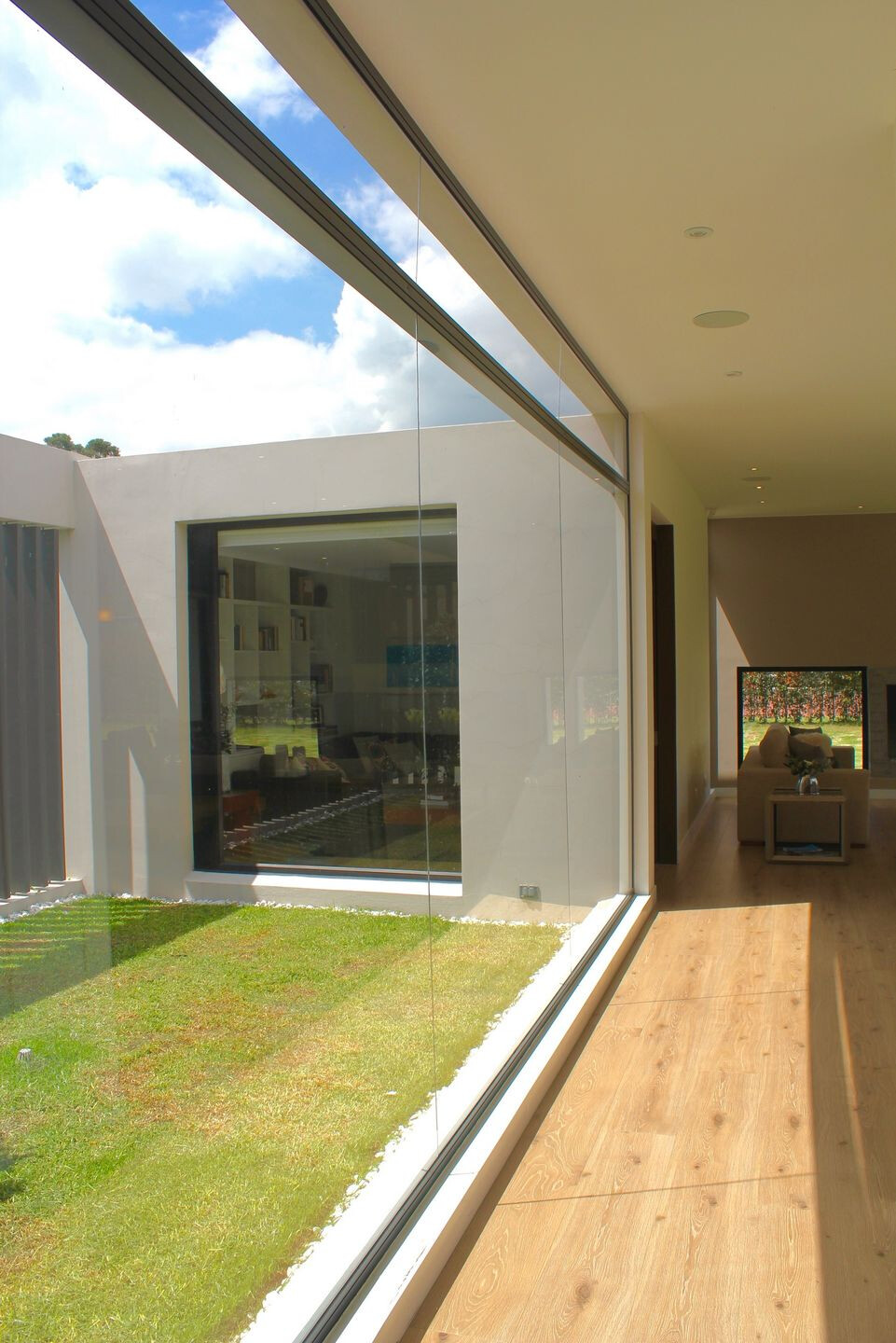 哥伦比亚 L 型别墅 · Campuzano Arquitectos 的室内外一体化设计-30