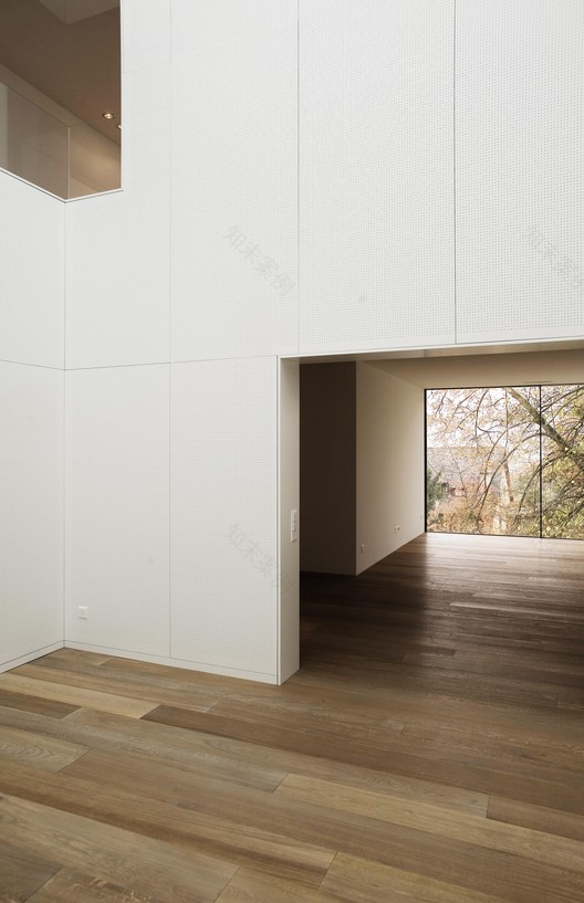 瑞士陡坡上的艺术画廊别墅-28