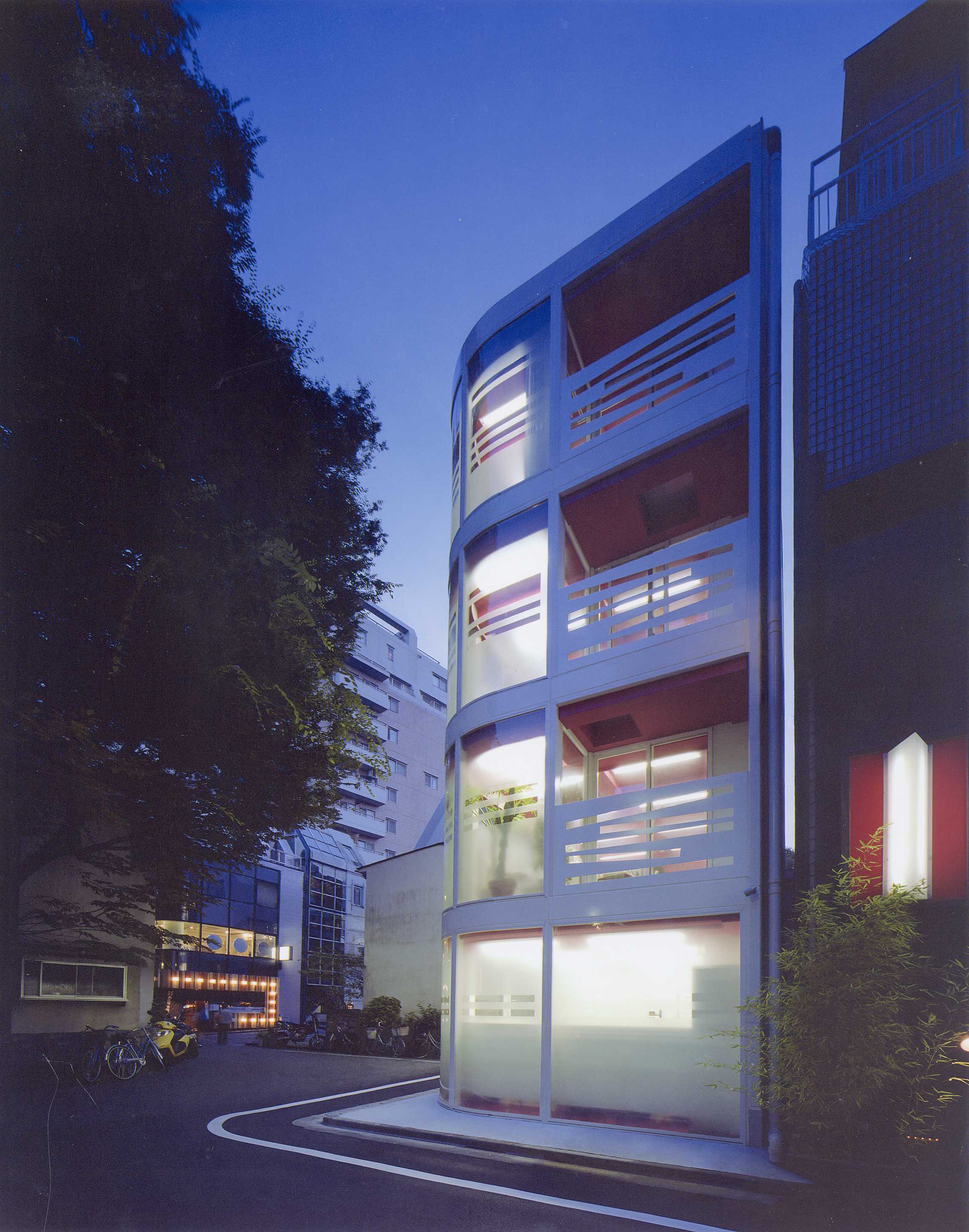 东京 KBP 办公白色空间,寺庙背景中的现代设计瑰宝-4