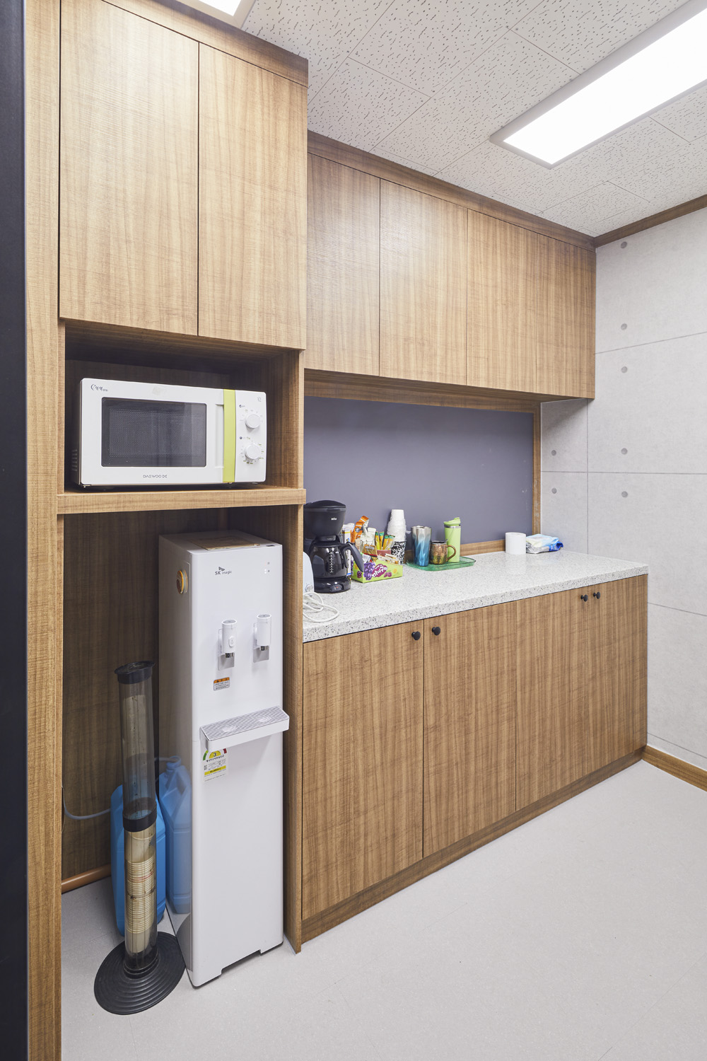 简约白调的 35 平办公空间设计-11